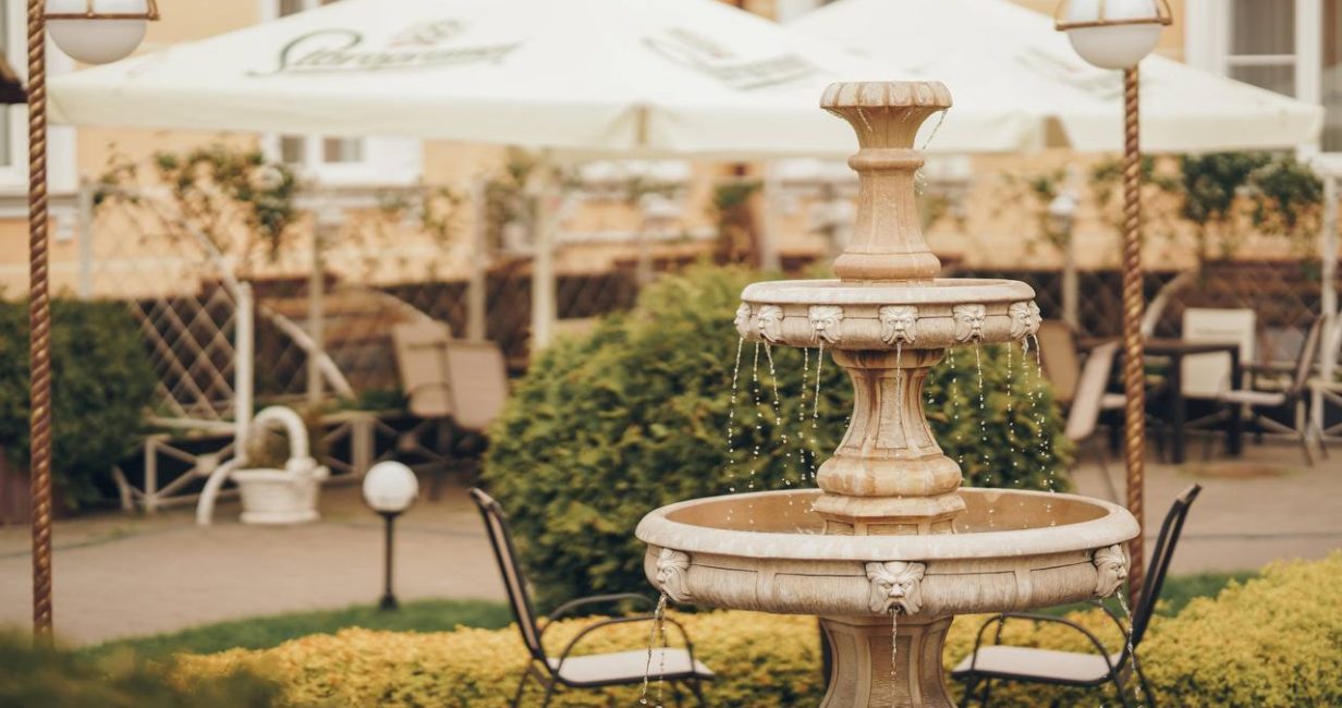 Уютный дворик парк-отеля “Замковый”